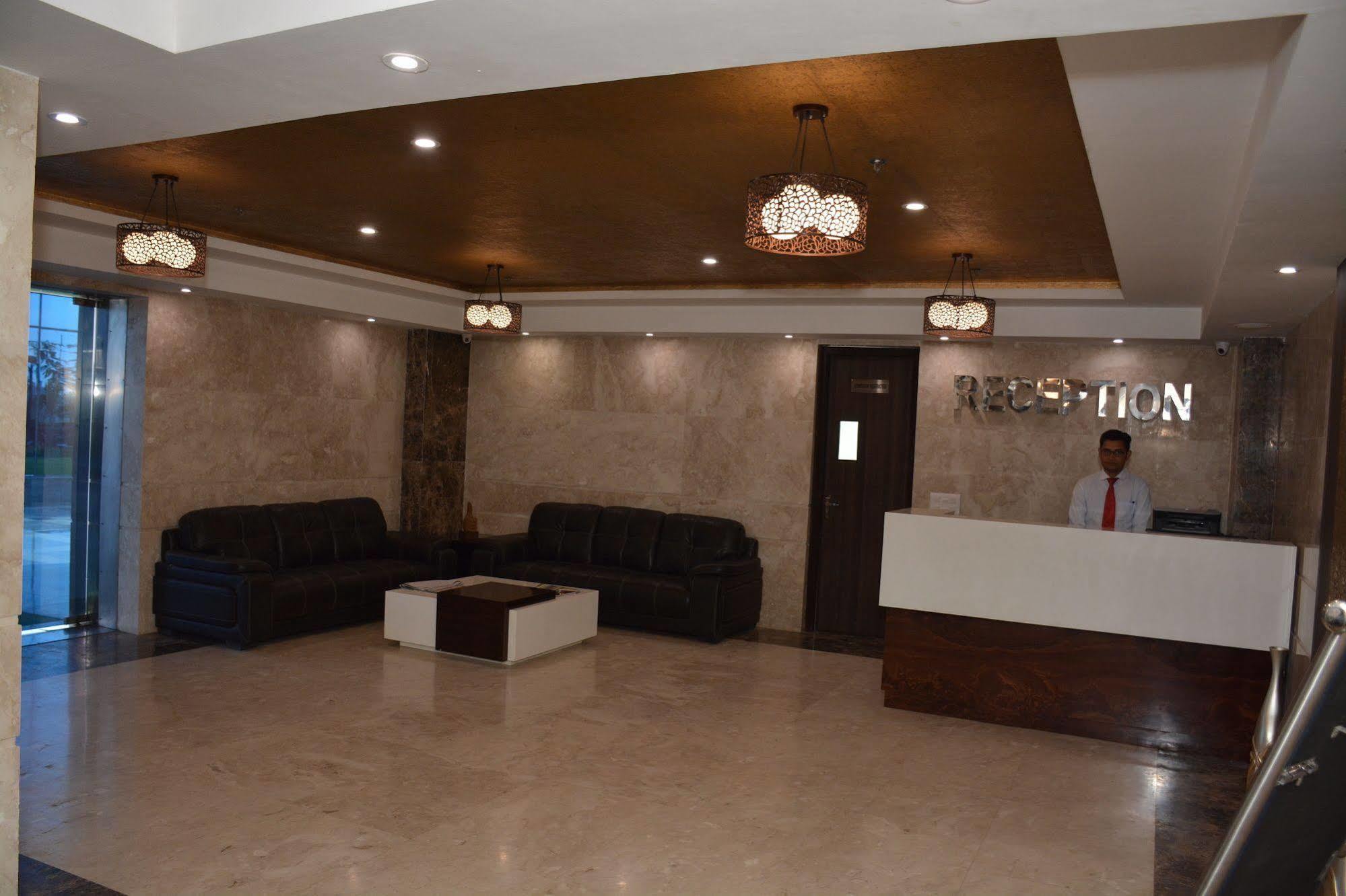 נוידה Hide Away Suites מראה חיצוני תמונה